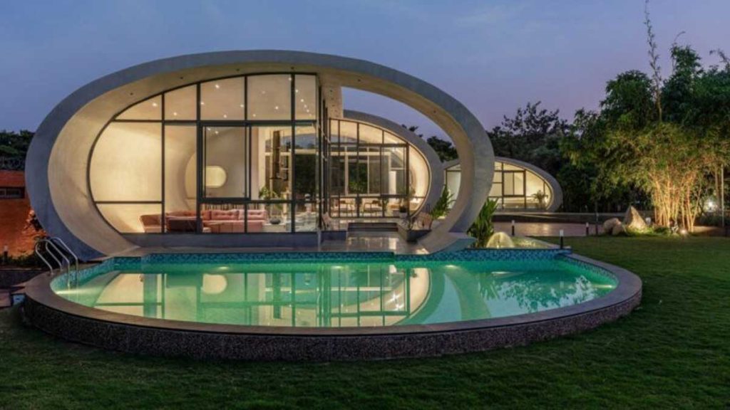 خانه کاراپیس؛ ترکیب هنر، بتن و طبیعت در معماری مدرن هند 4 طراحی بیرونی؛ پیوند بتن با چشمانداز طبیعی