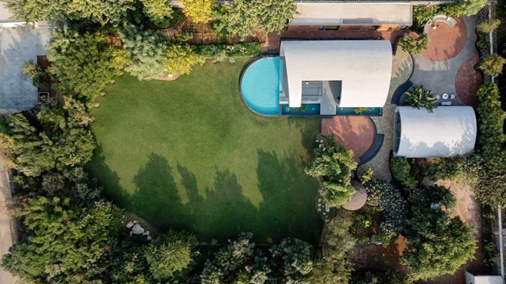 خانه کاراپیس؛ ترکیب هنر، بتن و طبیعت در معماری مدرن هند 6 خانه کاراپیس؛ ترکیب هنر، بتن و طبیعت در معماری مدرن هند