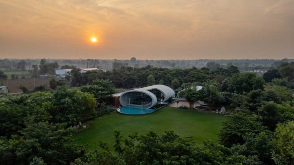 خانه کاراپیس؛ ترکیب هنر، بتن و طبیعت در معماری مدرن هند 12 خانه کاراپیس؛ ترکیب هنر، بتن و طبیعت در معماری مدرن هند